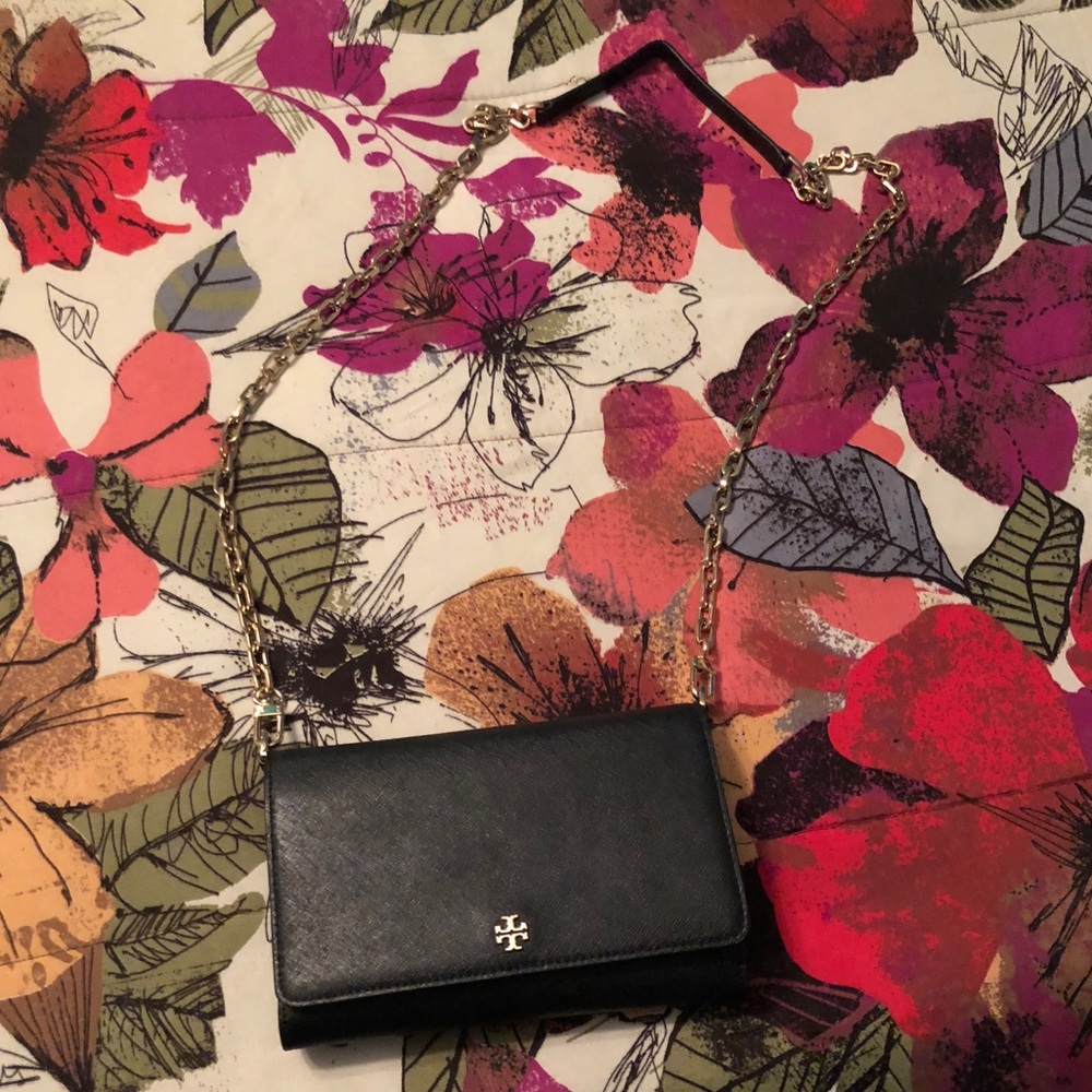 Tory Burch wallet on chain.